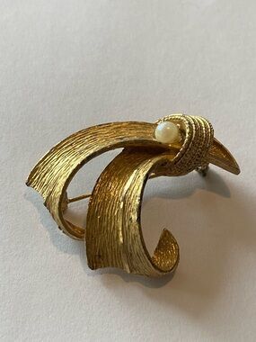 BSK Gold-Tone Ribbon Brooch with Pearl Accent - Women's Jewelry
